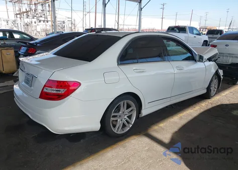 2013 Mercedes-Benz C 250 Sport z USA, uszkodzony, nr VIN WDDGF4HB4DA853422